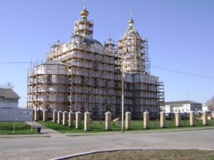 2009-г.-Май.-Храм-Святой-Троицы-весь-в-строительных-лесах.