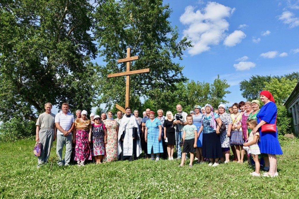 Праздничный молебен и освящение Поклонного Креста в селе Северо-Плетнево Юргинского района Тюменской области.